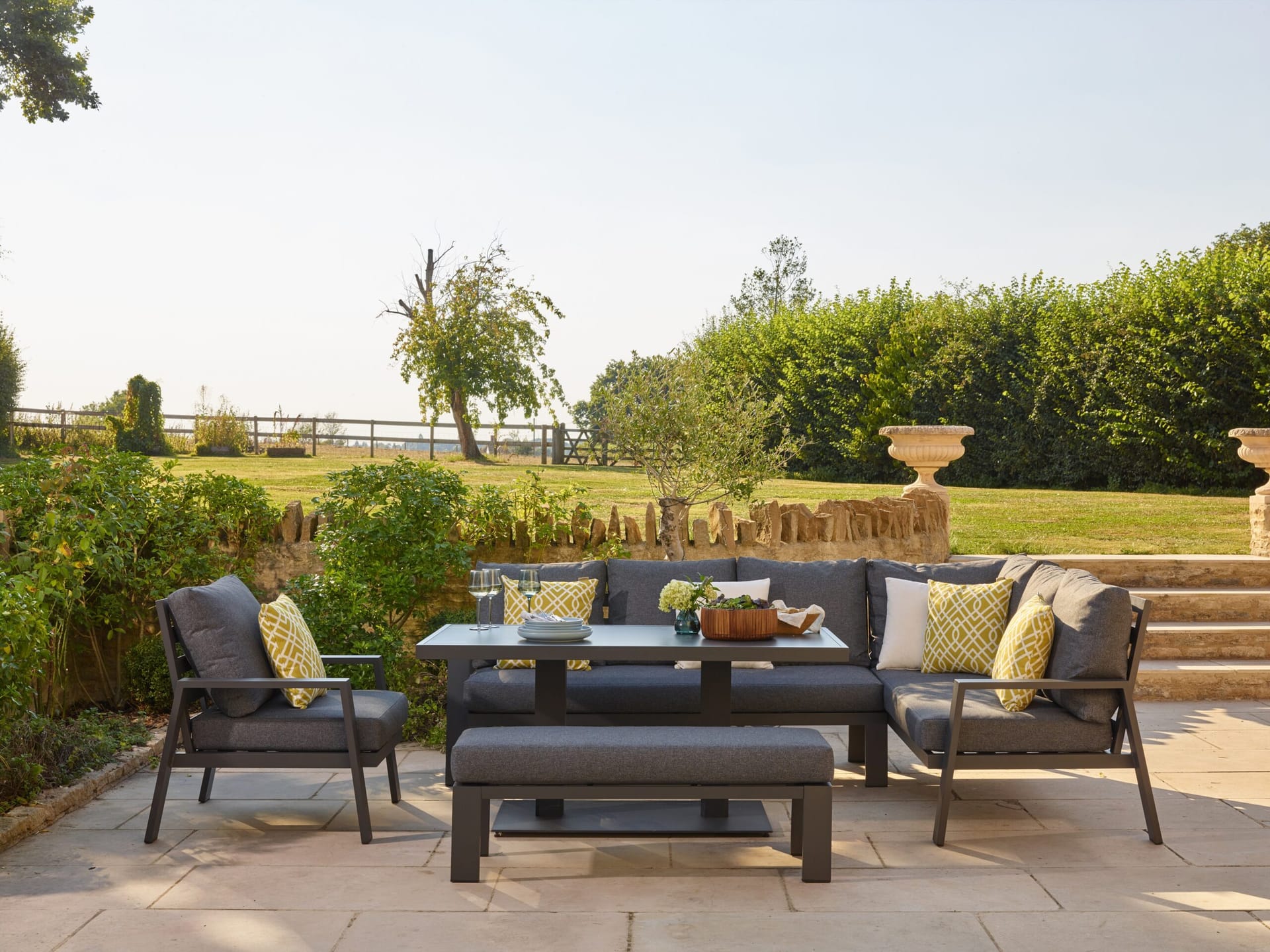Material-Vergleich Wetterfeste Gartenmöbel: Welche halten wirklich stand?
