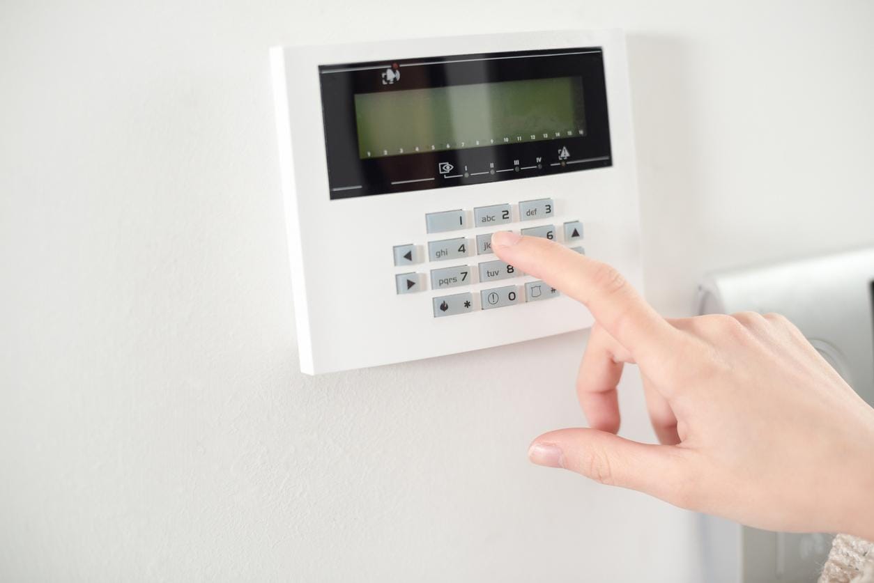 Alarmanlagehaus mit Überwachung: Sicherheitssystem im Haus installieren