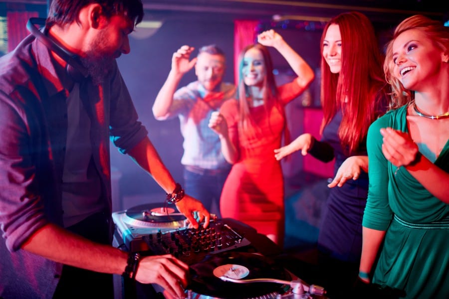 Warum djchrismixx.com die beste Wahl für Ihre Hochzeitsfeier in Bayern ist