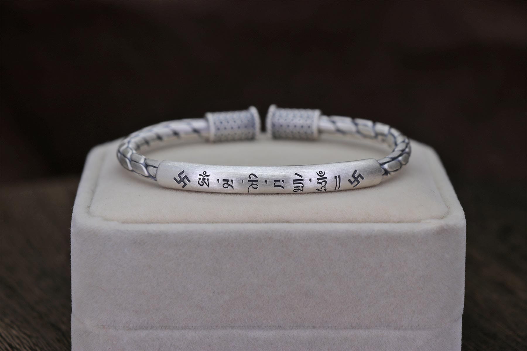 Kann man buddhistischen Schmuck täglich tragen? Ein spiritueller Leitfaden für achtsames Tragen